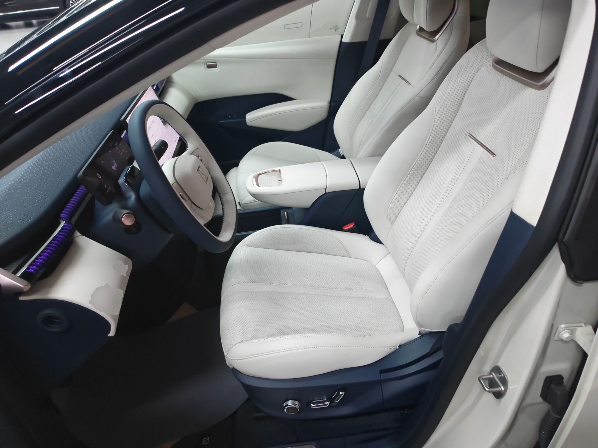 المقاعد الأمامية داخل السيارة