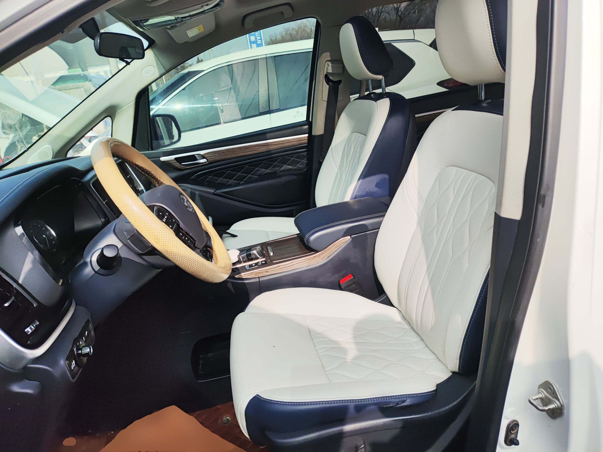 Переднее сиденье в автомобиле