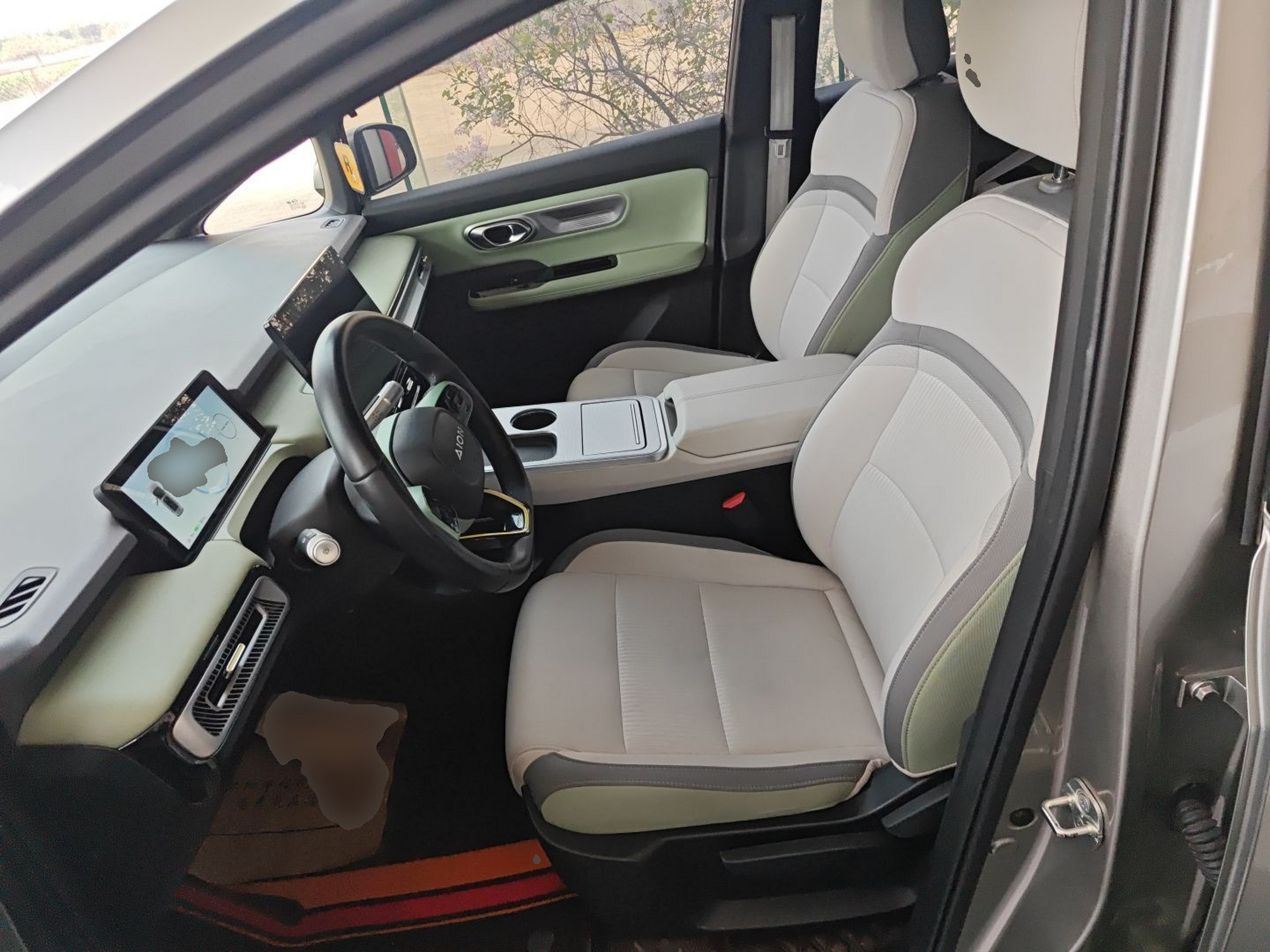 Переднее сиденье в автомобиле