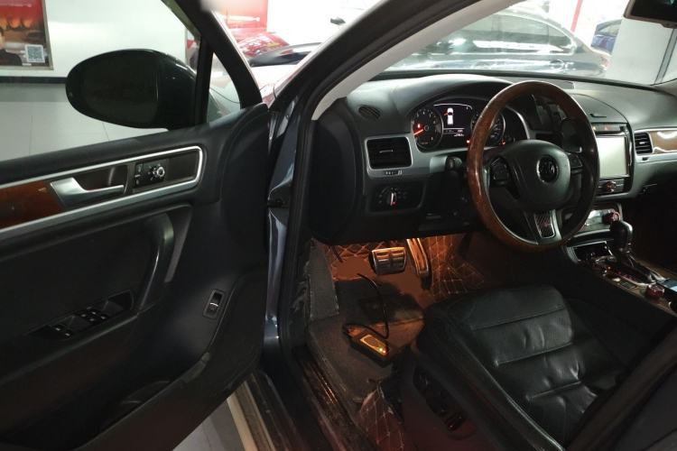 Used Volkswagen Touareg 2011 3.0 TSI High-End Version Driver Seat