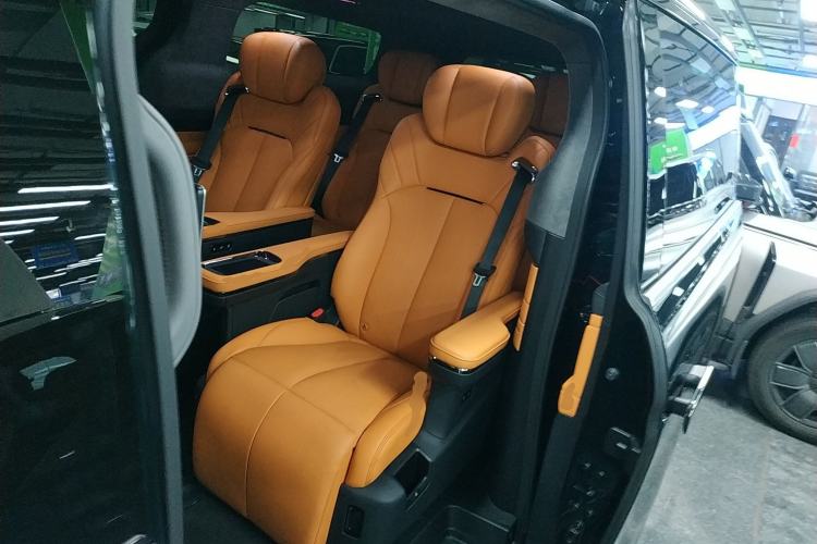 Used Geely Galaxy LEVC L380 2024 140-Degree 6-Seater All-Wheel-Drive Ultra Left Rear Seat