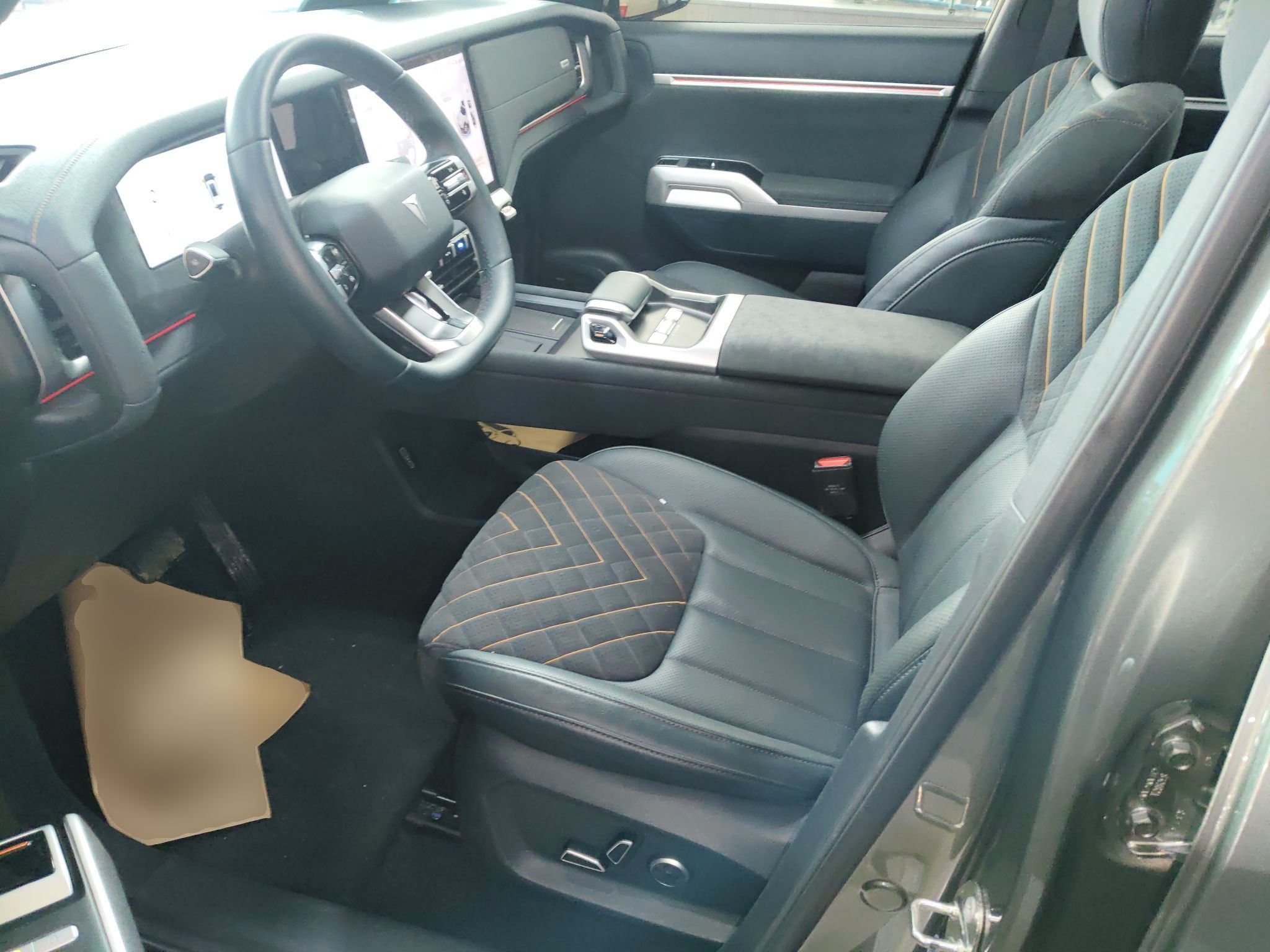 المقاعد الأمامية داخل السيارة