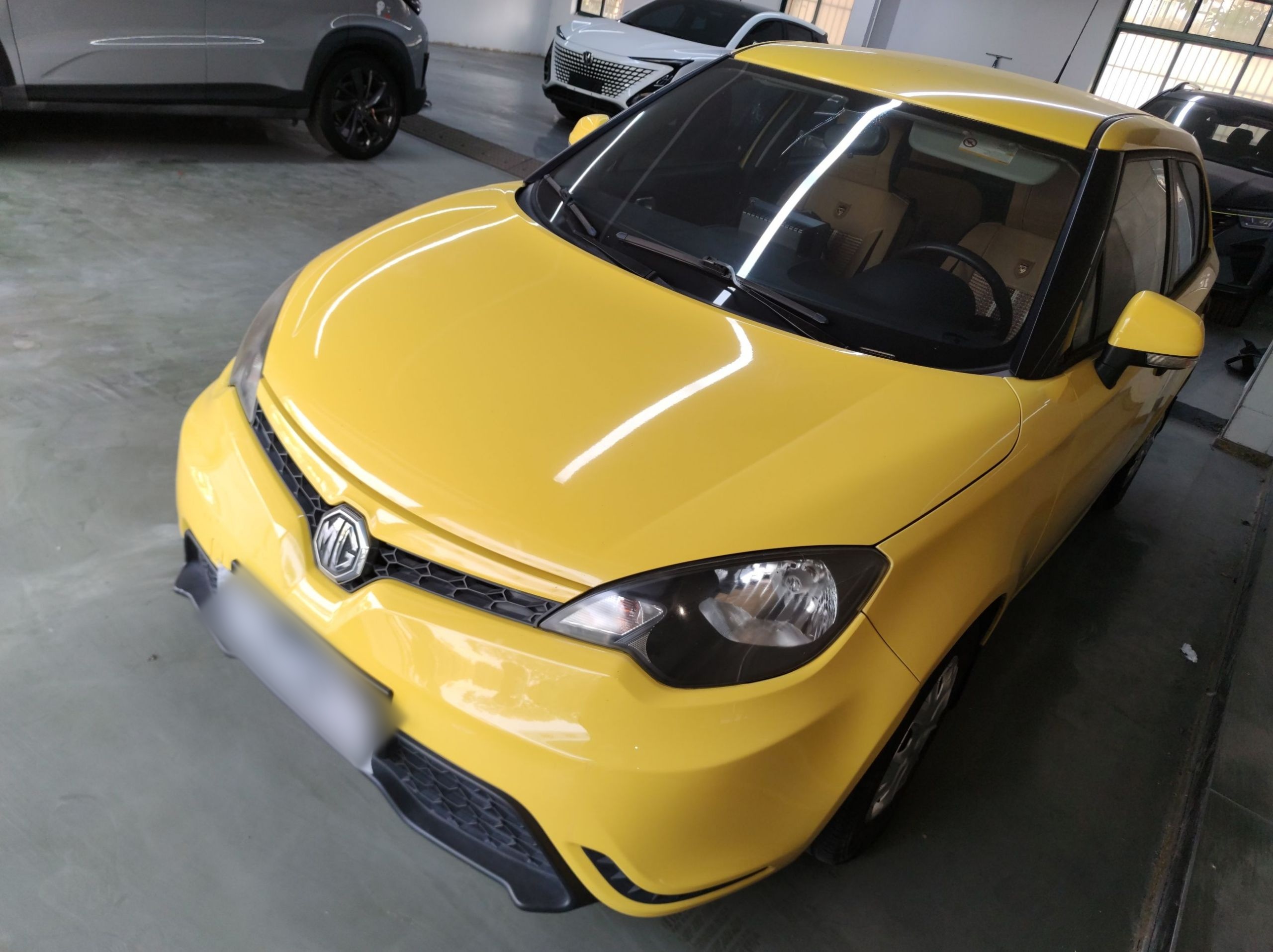 تحت مقدمة السيارة