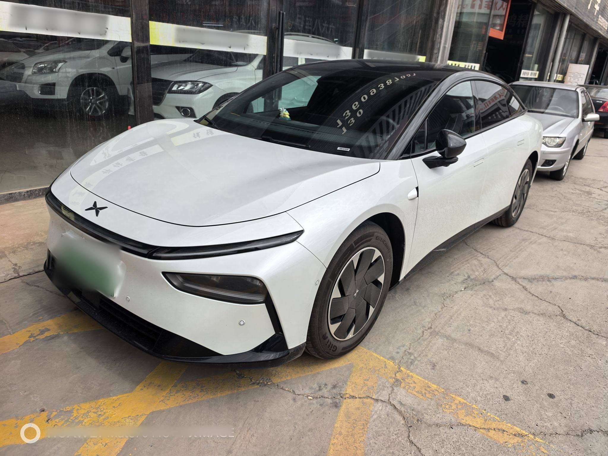 Под передней частью автомобиля