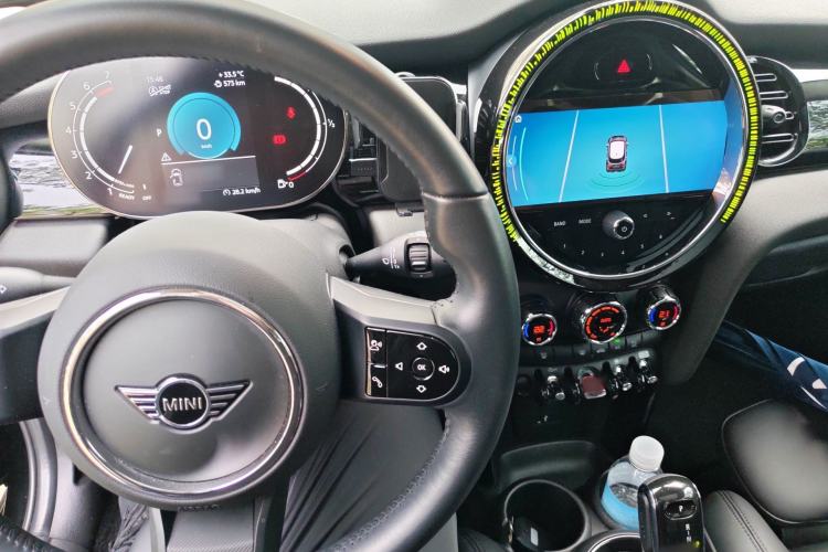 Used MINI 2023 Updated 1.5T COOPER Artist Five-Door Edition Center Console