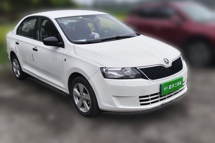 Used Skoda Rapid 2016 1.6L Manual Front-Wheel-Drive Version Front Right 45 Deg