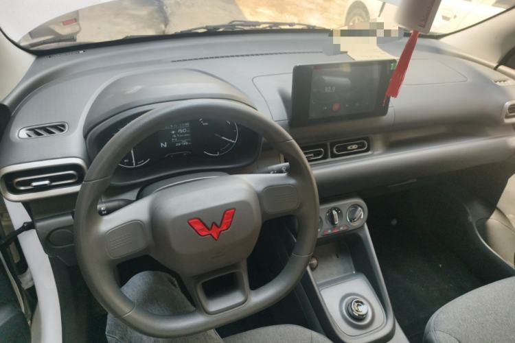 Used Wuling Hongguang New Energy 2024 All-Electric Model 300KM Standard Version Center Console