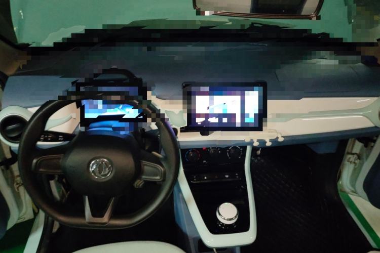 Used Dongfeng NAMMI BOX 2022 Revised Light Wind Edition 201 km Standard Version Center Console