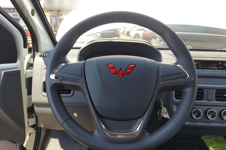 Used Wuling Yangguang 2024 300KM Comfort Version Passenger Van 75kW