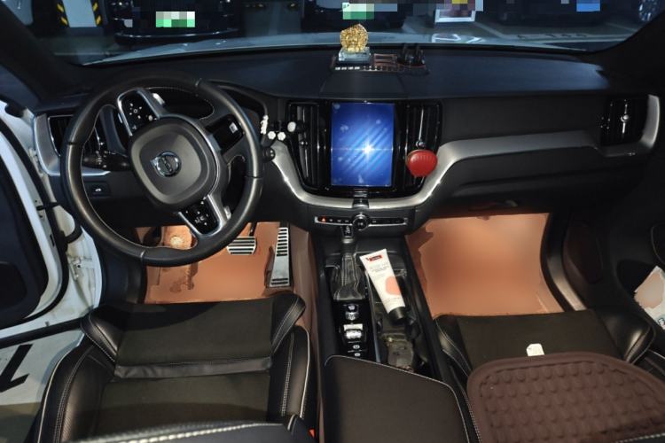 Used Volvo XC60 2019 T5 4x4 Smart & Dynamic Sport Edition China VI Standard Center Console