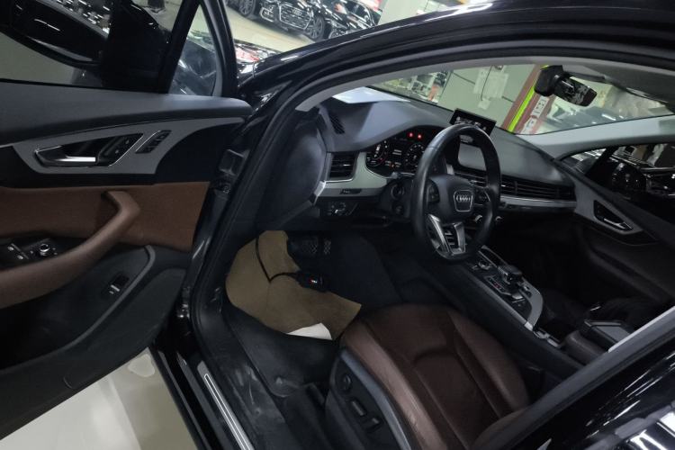 Used Audi Q7 2019 55 TFSI Technology Edition Driver Seat