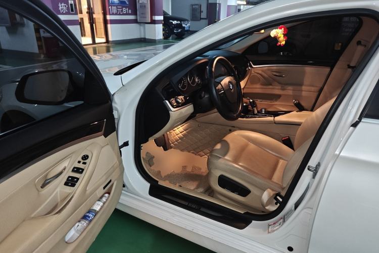 Used BMW 5 Series 2014 520Li Elegant Model
