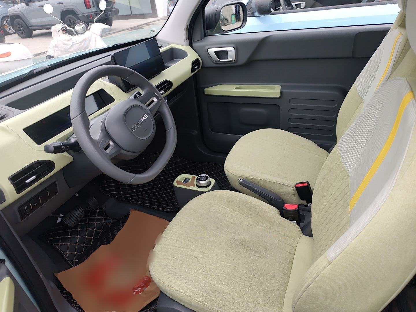 المقاعد الأمامية داخل السيارة