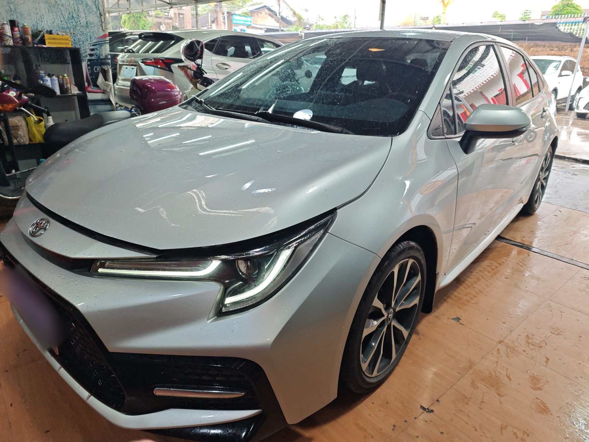 تحت مقدمة السيارة