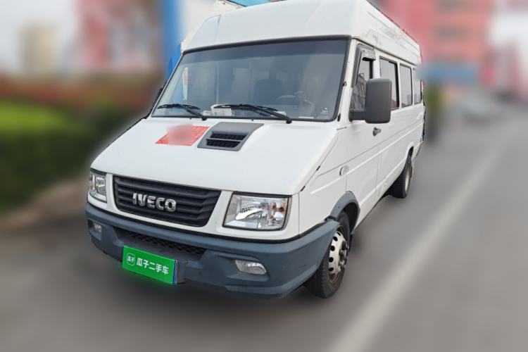 Used Iveco Daily 2021 2.5T A40 M1 Passenger Van 5-9 Seats Long Wheelbase Mid-Roof Design Dual Tires Manual Doors