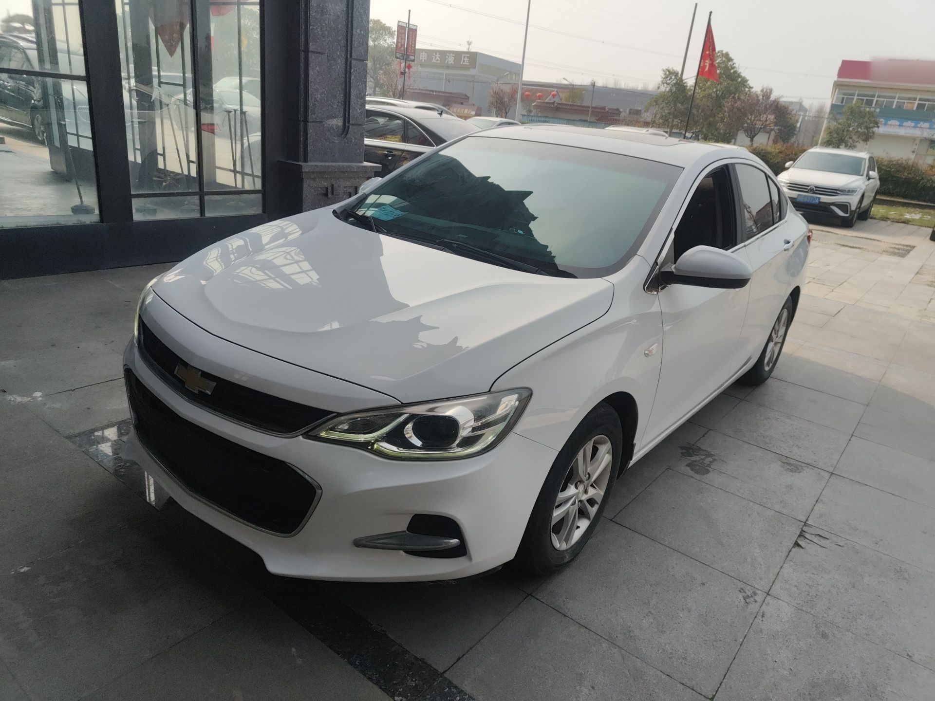 Под передней частью автомобиля