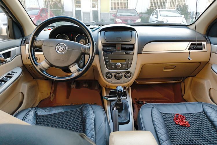Used Buick Excelle 2013 1.5L Manual Classic Model Center Console