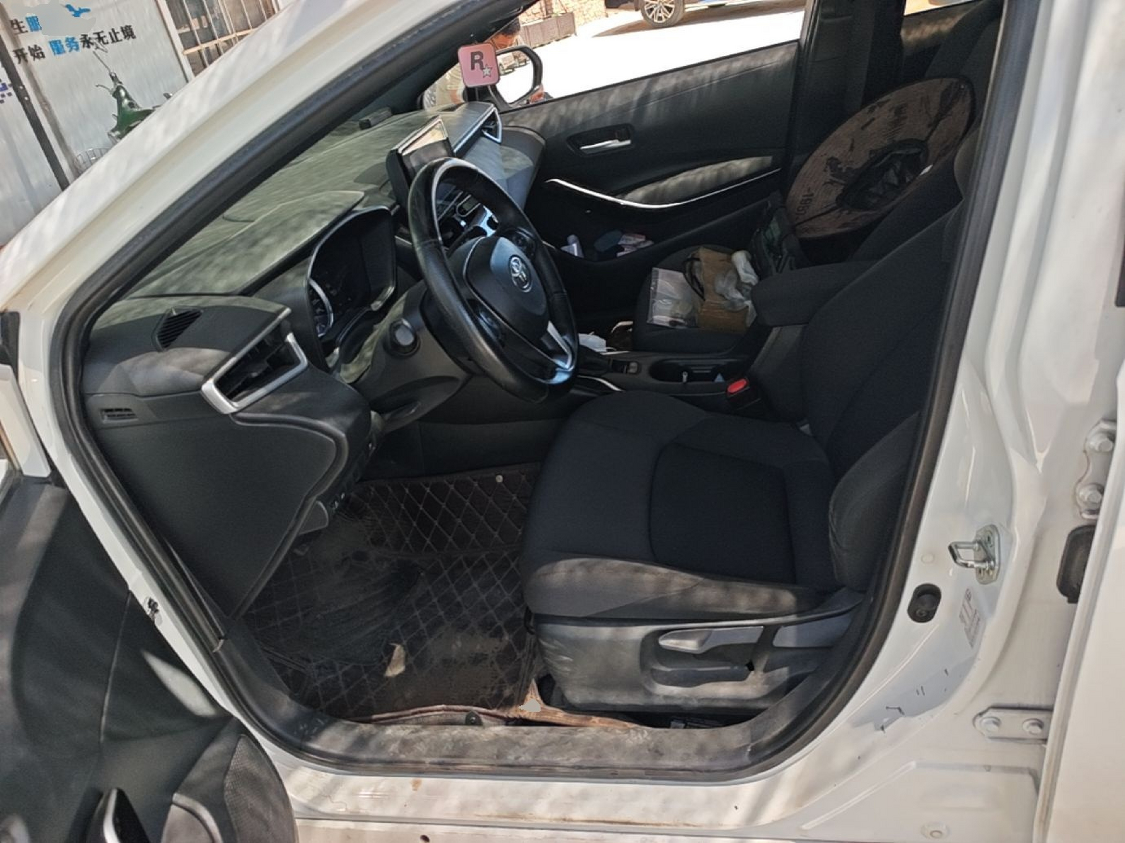 المقاعد الأمامية داخل السيارة