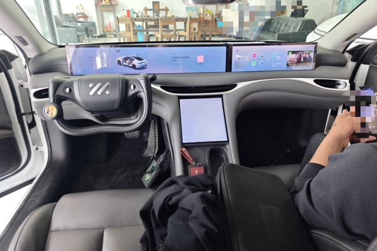 Used IM L6 2024 Max Extended-Range Version Center Console