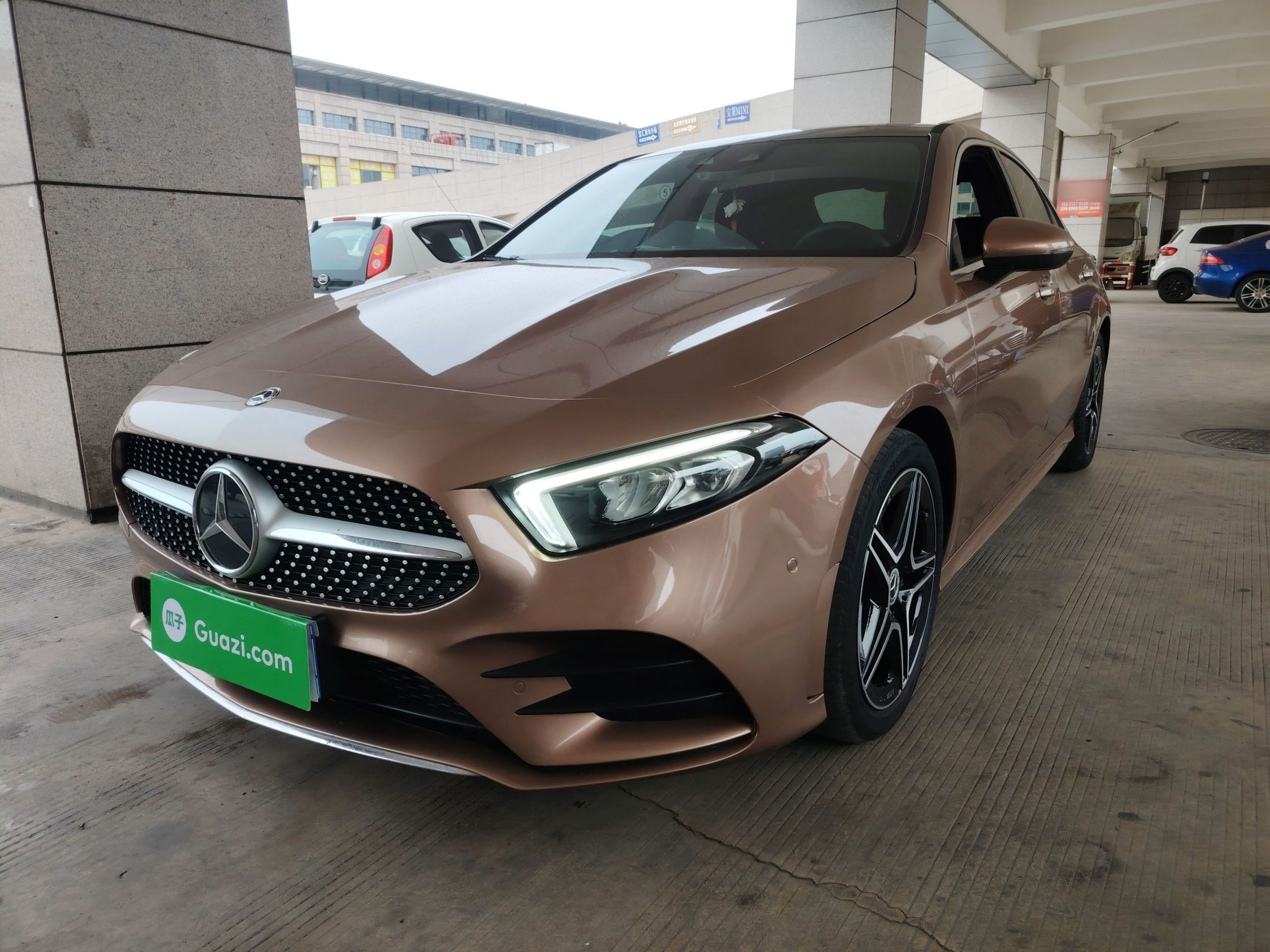 Под передней частью автомобиля