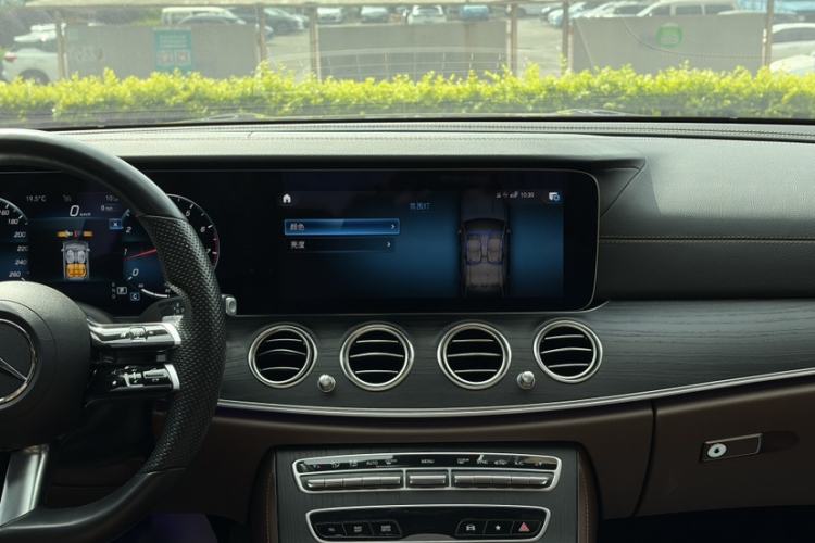 Used Mercedes-Benz E-Class 2022 Revised Version E 300 L Sporty and Stylish Edition Interior 3