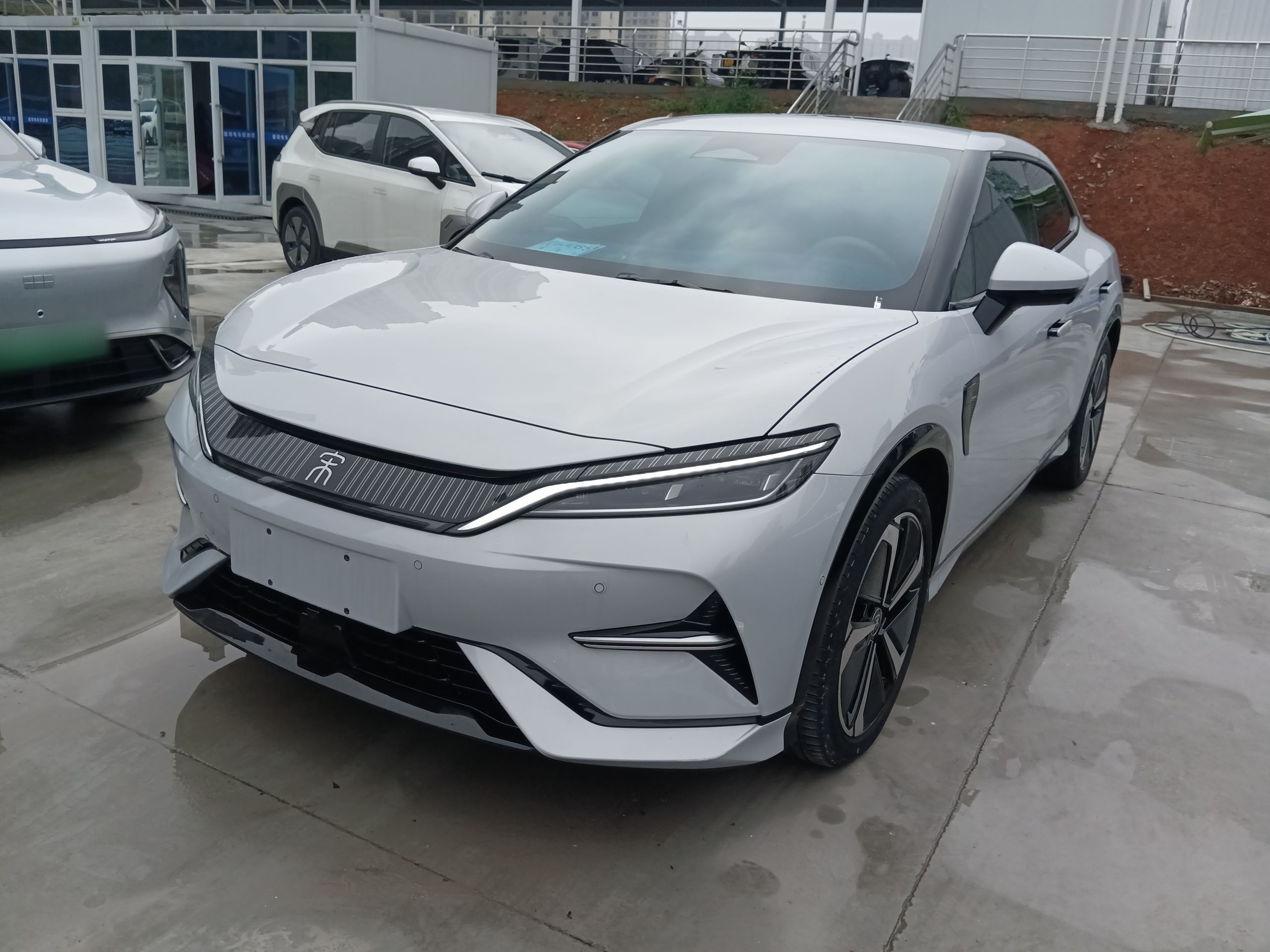 Под передней частью автомобиля