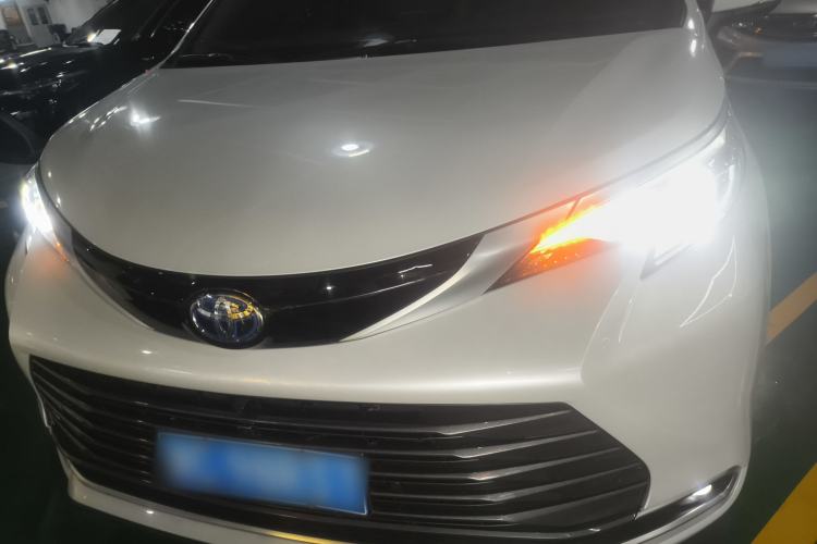 Used Toyota SIENNA 2023 2.5L Hybrid Deluxe Edition Front