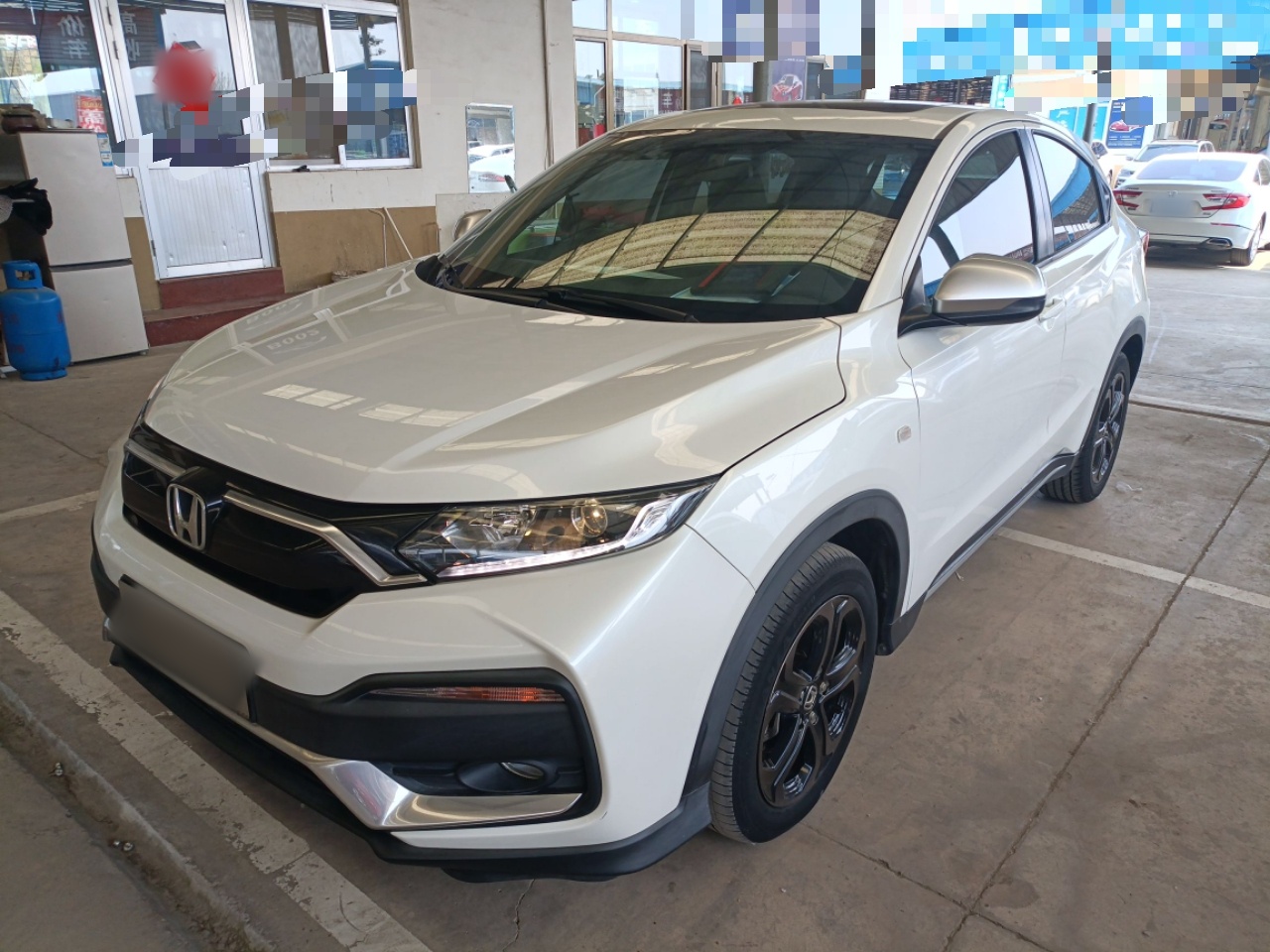 تحت مقدمة السيارة