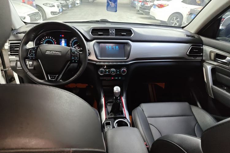 Used Haval H2 2017 Blue Label 1.5T Manual Two-Wheel Drive Elite Model Center Console
