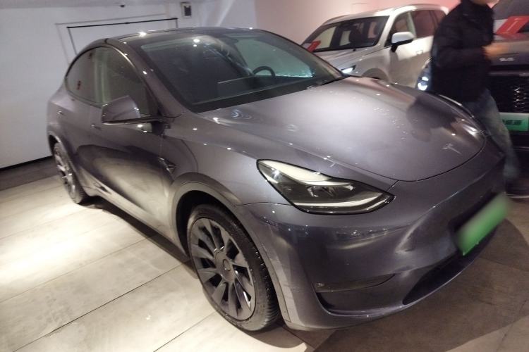 Used Tesla Model Y 2021 Long-Range All-Wheel-Drive Version Front Right 45 Deg