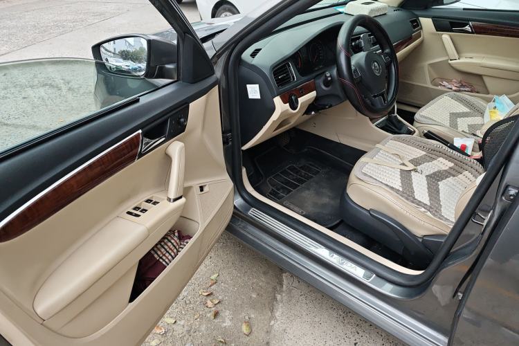 Used Volkswagen Lavida 2013 Revised Version 1.6L Automatic Luxury Edition
