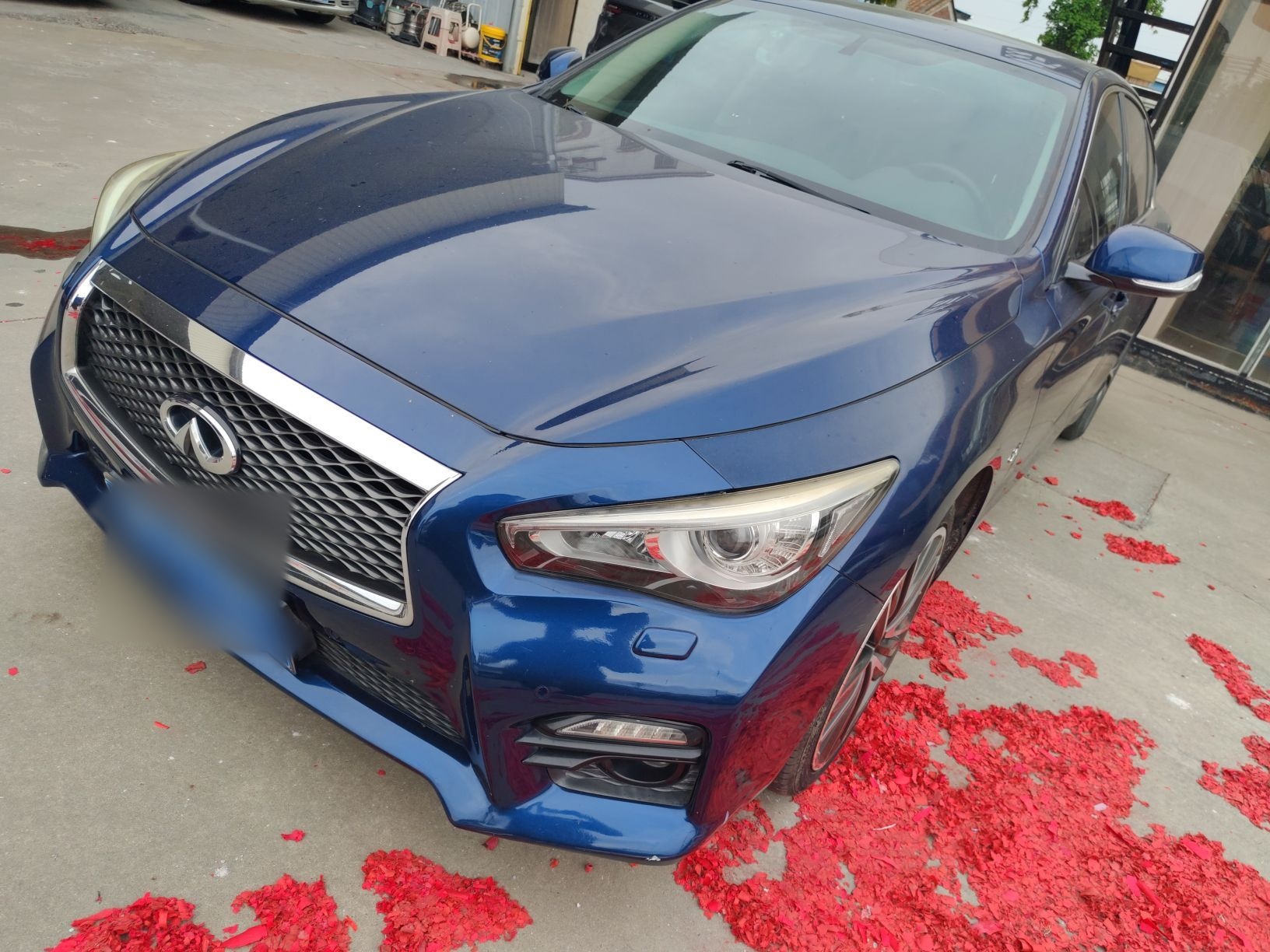 Под передней частью автомобиля