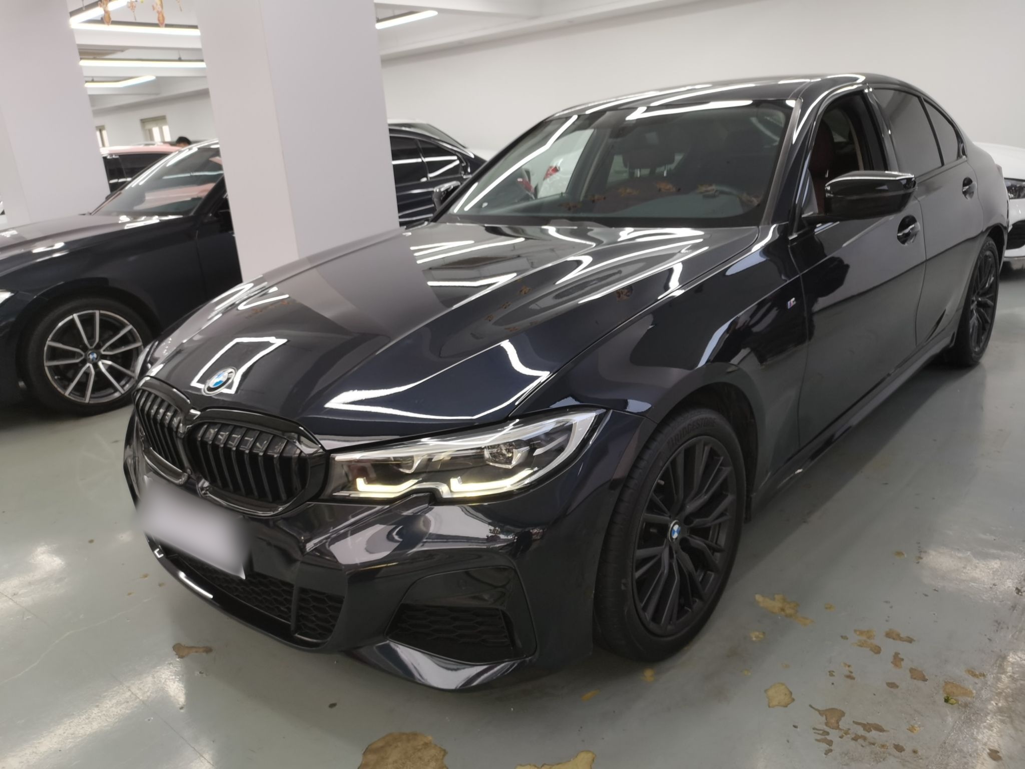 تحت مقدمة السيارة