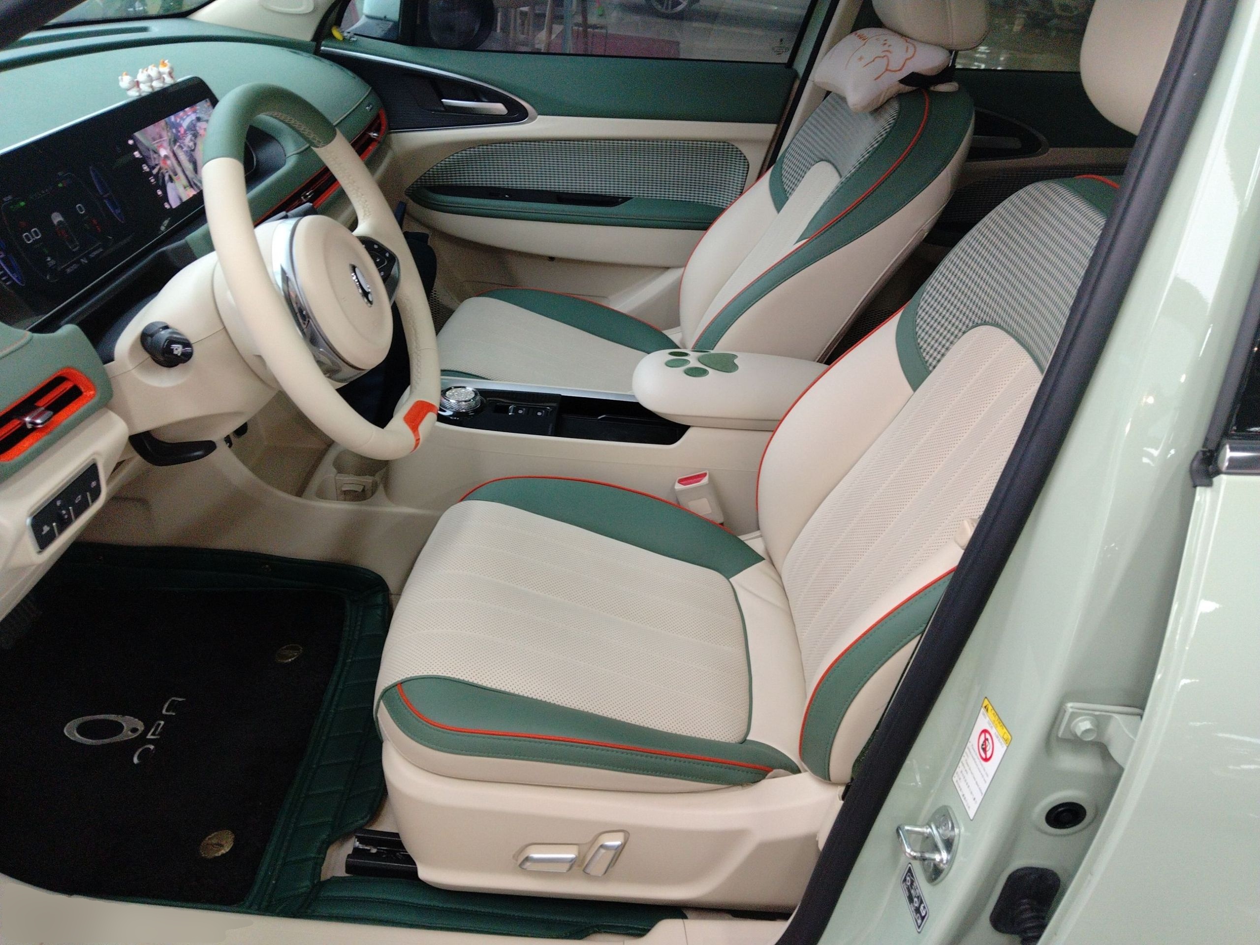 المقاعد الأمامية داخل السيارة