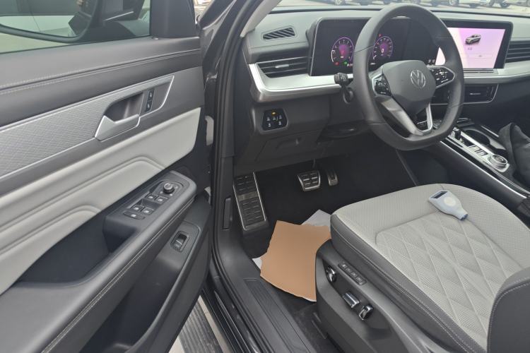 Used Volkswagen Tavendor 2024 380TSI All-Wheel Drive R-Line Cruise Edition Driver Seat