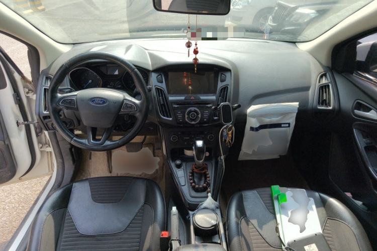 Used Ford Focus 2015 Hatchback EcoBoost 125 Automatic Supreme Style Edition Center Console