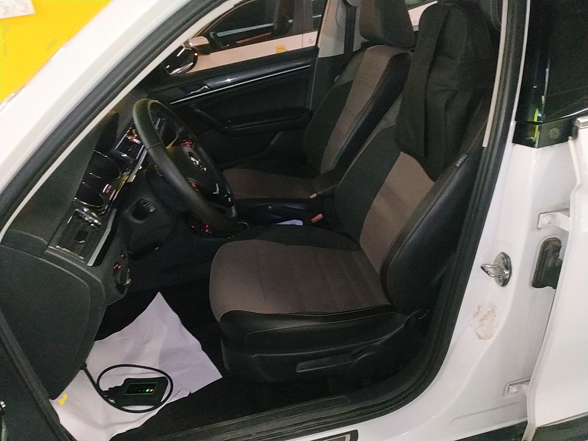 Переднее сиденье в автомобиле