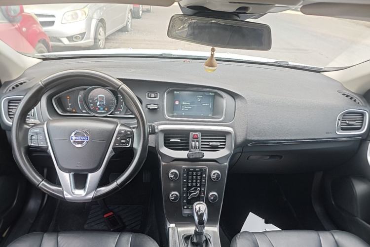 Used Volvo V40 2016 T4 Smart Luxury Edition Center Console