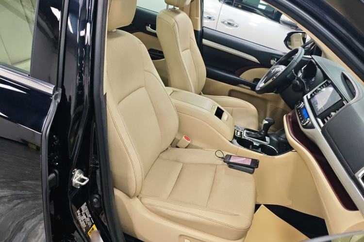 Used Toyota Highlander 2017 2.0T Four-Wheel Drive Luxury Edition 7 Seats Right Front Seat