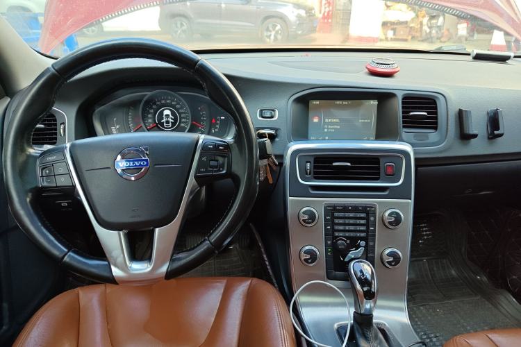 Used Volvo S60 2015 S60L 2.0T Zhiyuan Edition Center Console