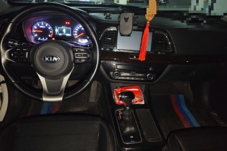 Used Kia K4 2014 1.8L Automatic DLX Center Console