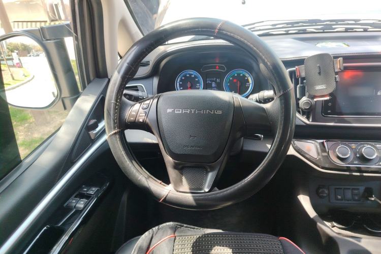 Used FORTHING Lingzhi M5 2022 Passenger Version Luxury Model 7 Seats Steering Wheel