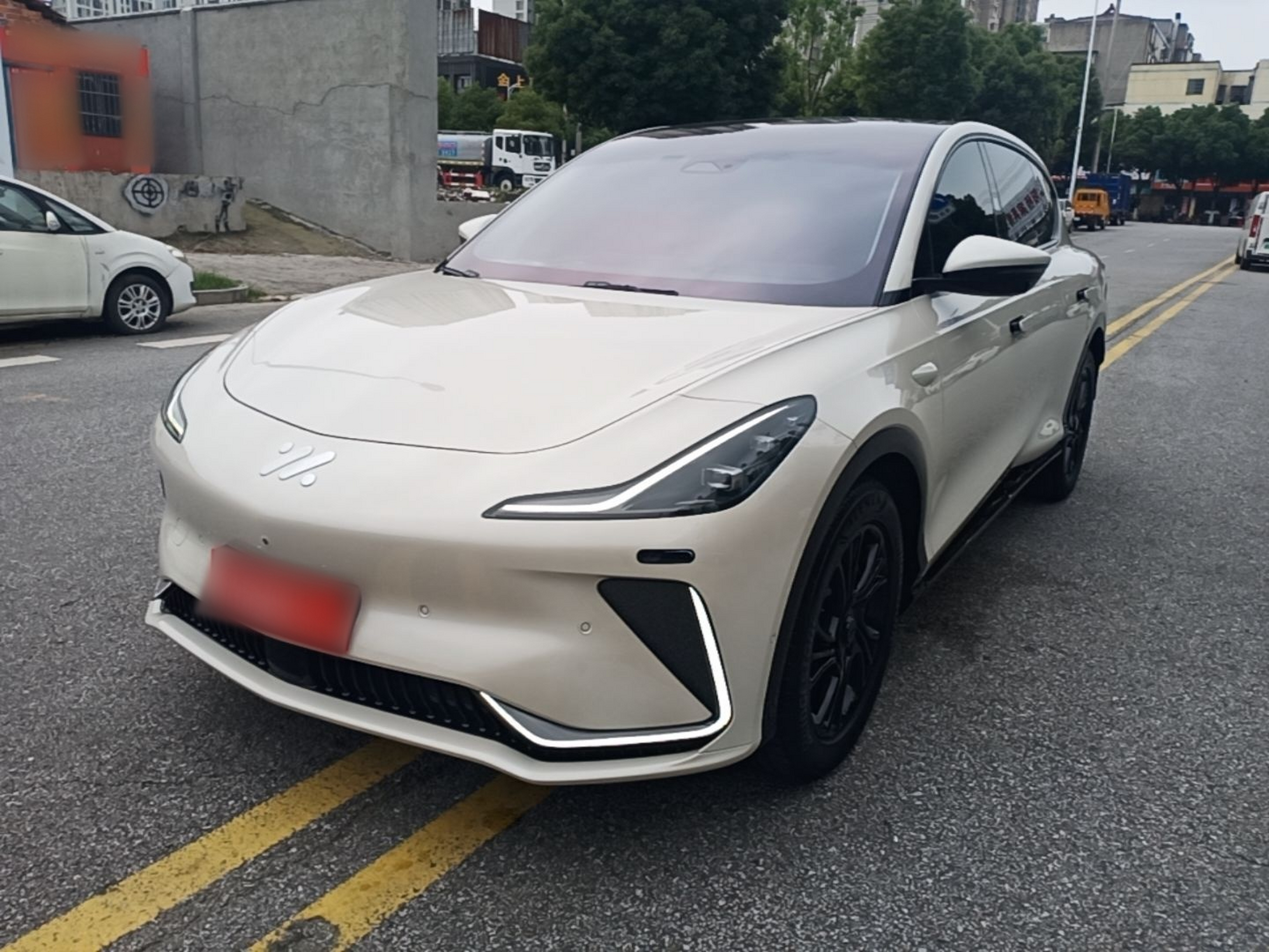 Под передней частью автомобиля