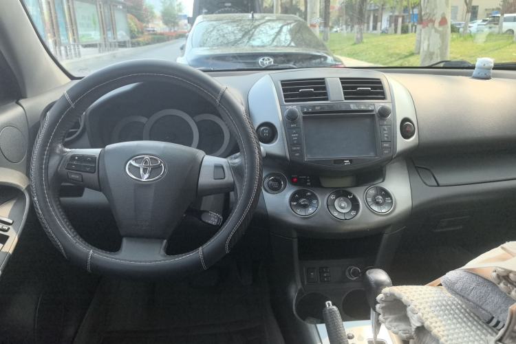 Used Toyota RAV4 2013 Special Edition 2.4L Automatic 4x4 Prestige Center Console