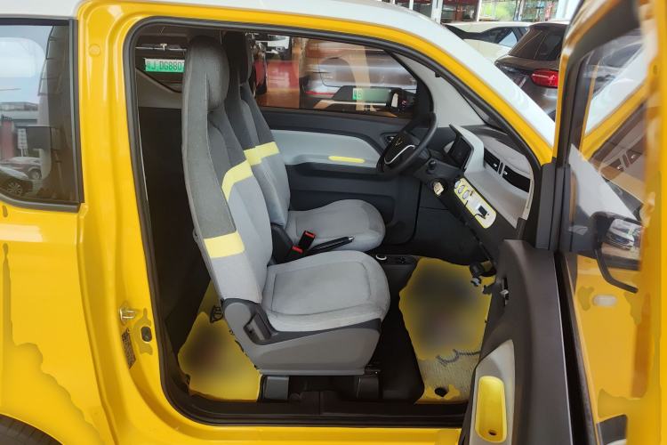Used Wuling Hongguang MINIEV 2021 Macaron Premium Model – Lithium-NMC Right Front Seat