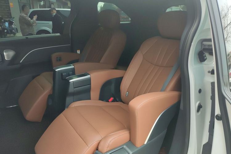 Used Toyota SIENNA 2026 Model 2.5L Dual-Engine Four-Wheel-Drive Premium Edition Left Rear Seat