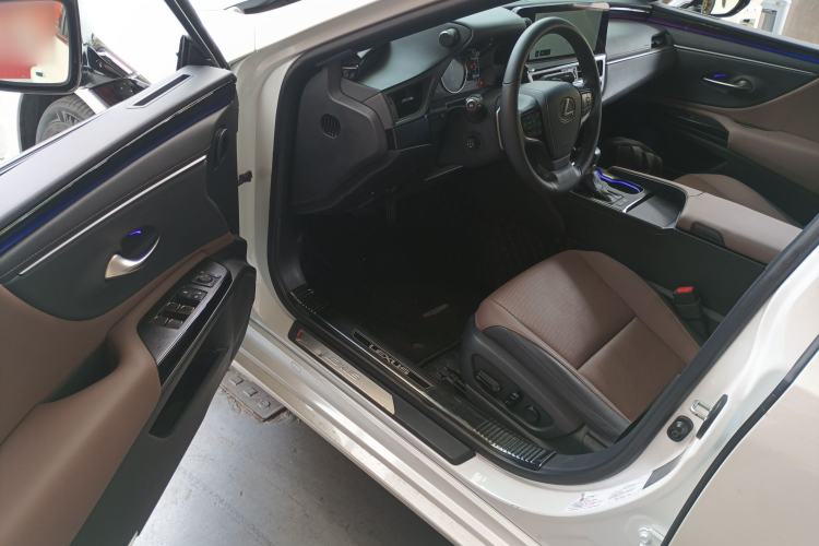 Used Lexus ES 2022 300h Excellence Edition
