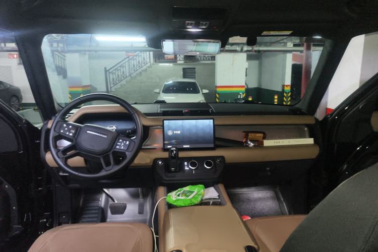 Used Land Rover Defender 2025 110 3.0T P400 – Dynamic HSE Center Console