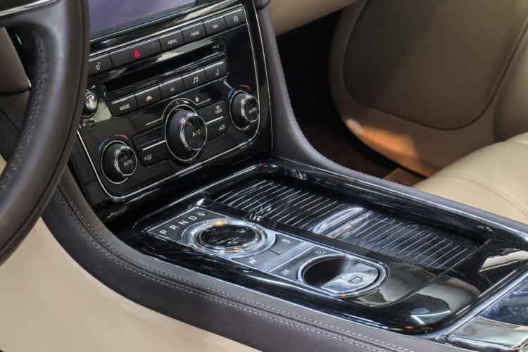 Used Jaguar XJ 2014 XJL 3.0 SC Two-Wheel-Drive Panoramic Business Edition Gear Lever