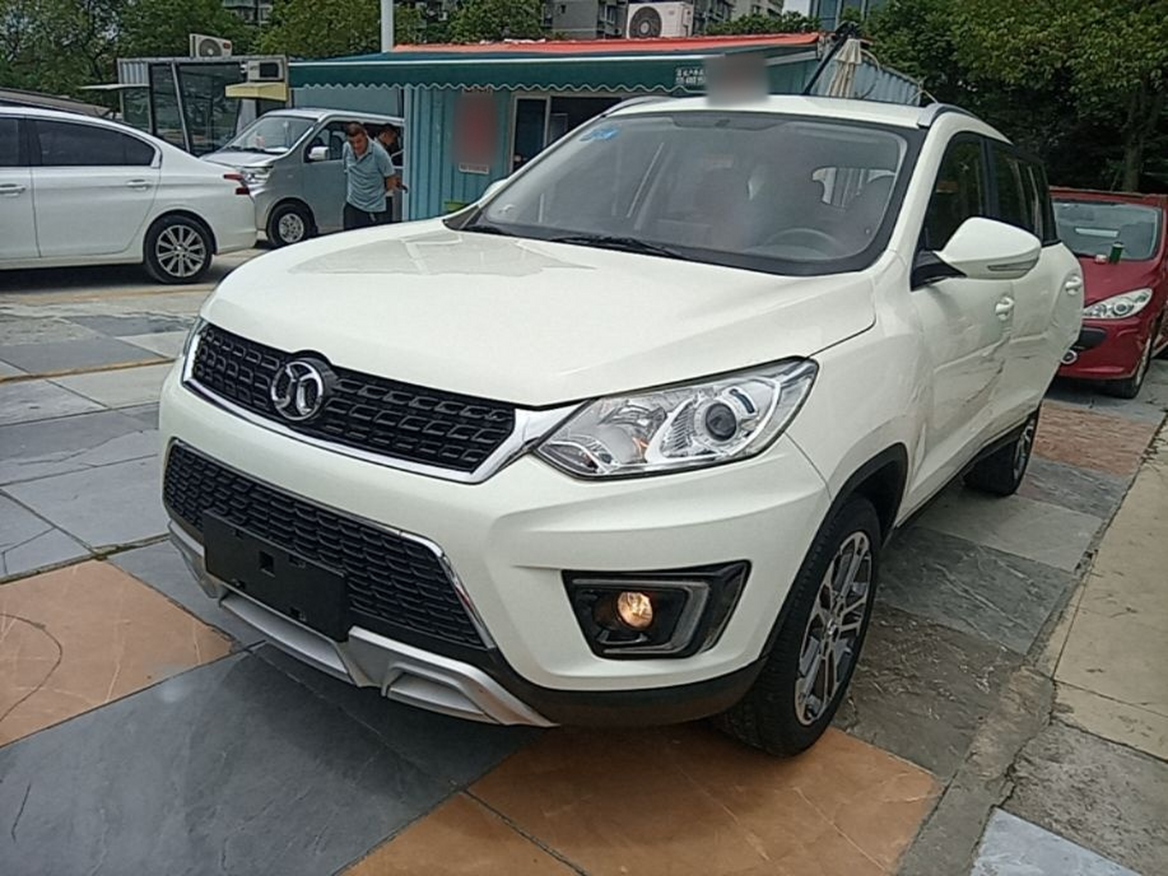 Под передней частью автомобиля